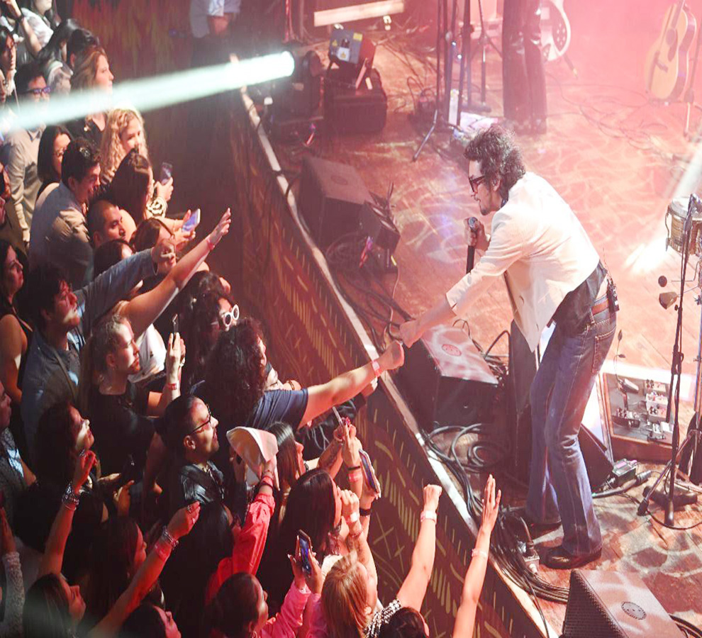 León Larregui cierra su exitosa gira por EE.UU con show agotado