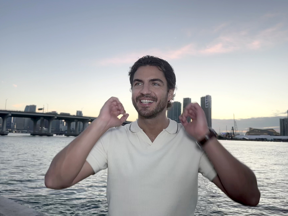 ¿Qué más se puede pedir?, dice Maxi Iglesias de actuar en la primera serie de María Dueñas