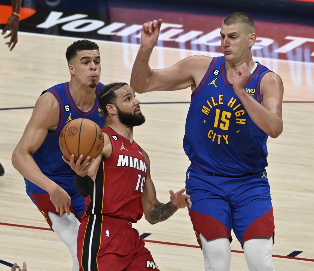Mike Malone: “A Jokic no le importa meter 27 puntos. Le importa que vamos 1-0”