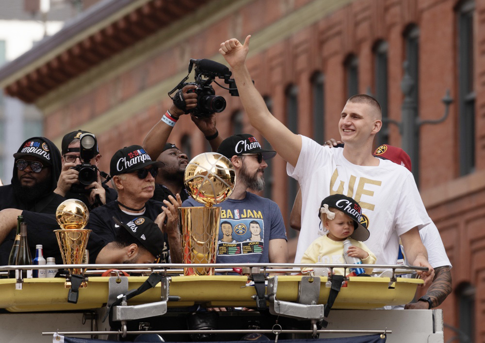 Los Nuggets celebran el título NBA a bordo de camiones de bomberos ante 500.000 personas