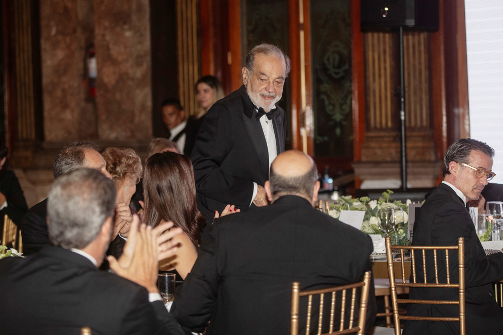 Slim destaca el potencial de México al recibir premio de la Cámara de Comercio de España