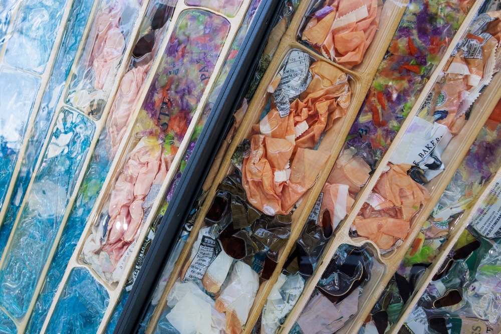 Una Tierra construida a base de residuos denuncia en Nueva York la “pandemia del plástico”