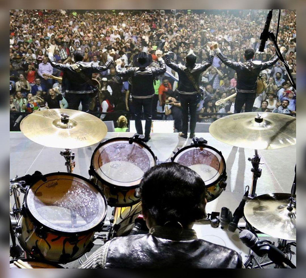 Los Tigres del Norte abarrotan  la Arena CDMX  y presentan su nuevo sencillo “Pan y Miel”