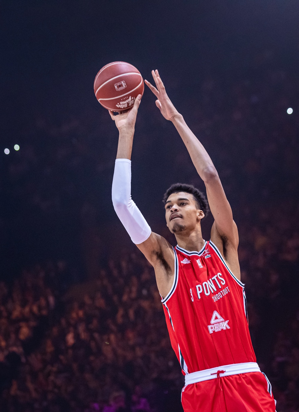 Wembanyama, recibido como una estrella en su llegada a Nueva York para el draft de la NBA