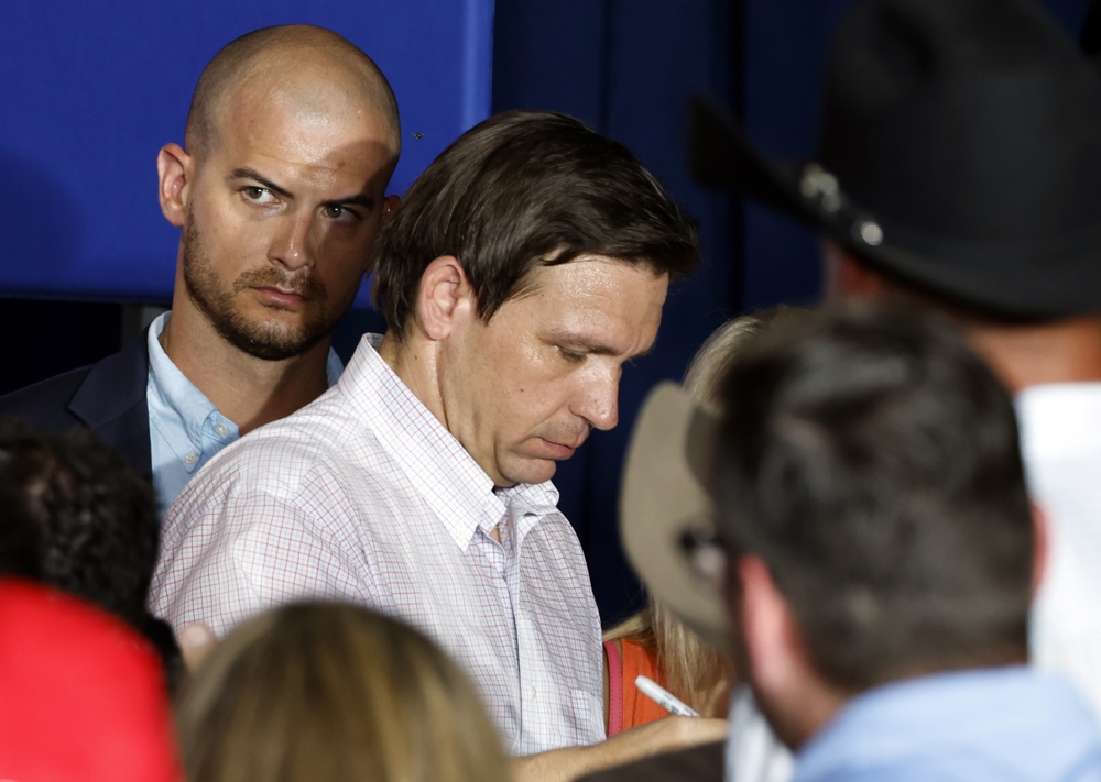 Manifestantes de cinco estados se unen a caravana “Todos somos Florida” contra DeSantis