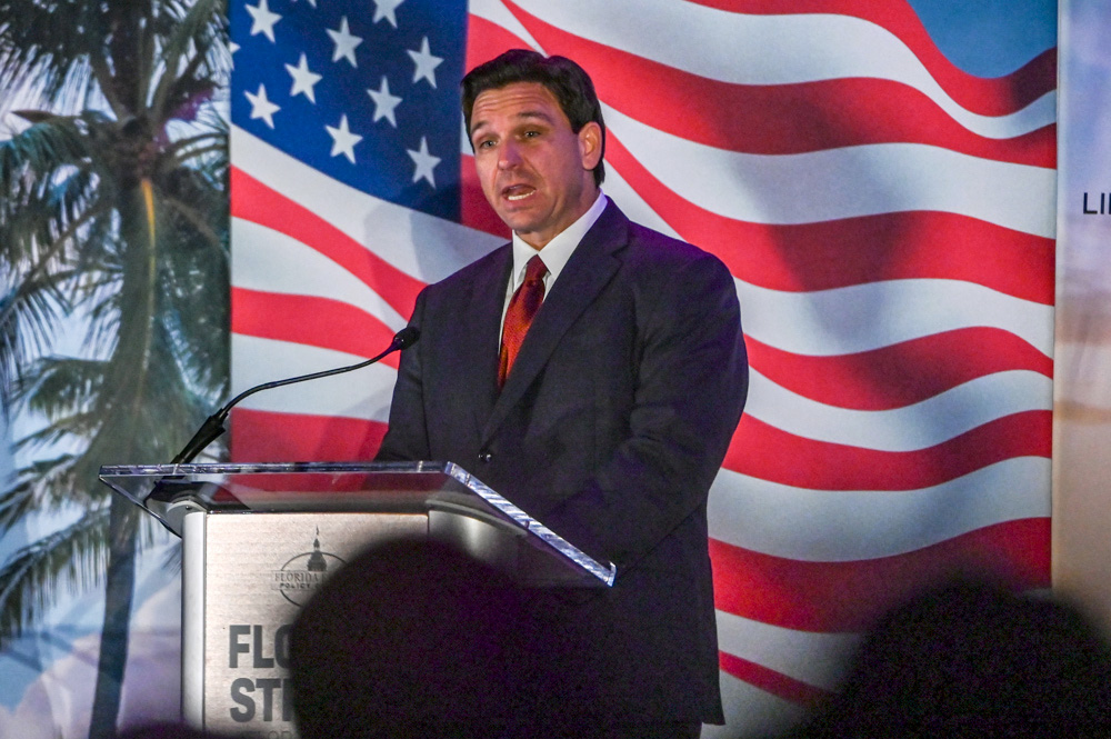 El juez encargado de la demanda de Disney a DeSantis en Florida se retira del caso