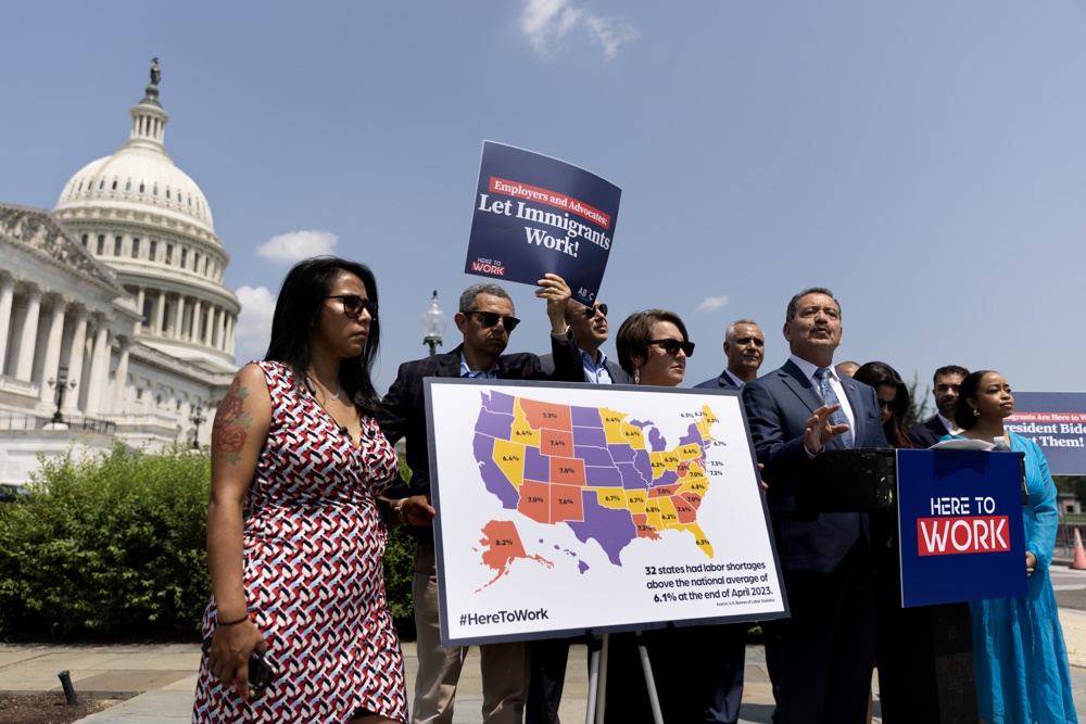 Legisladores urgen a Biden a dar permisos de trabajo a más migrantes indocumentados