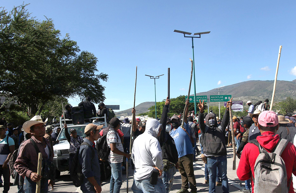 El sur de México vive segundo día de caos por bloqueos carreteros y protestas en Guerrero