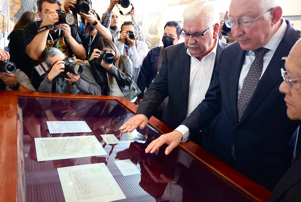 Regresa a México un manuscrito firmado por Hernán Cortés en 1527 que estaba en EE.UU.