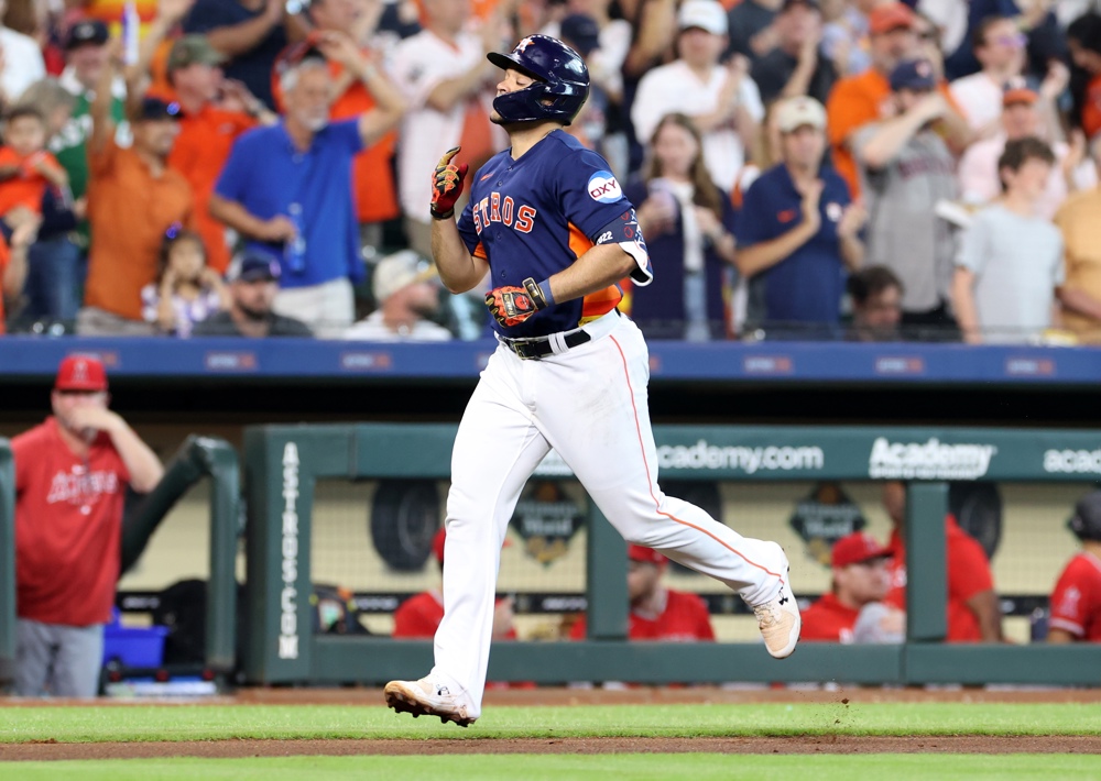 El dominicano Díaz pega dos jonrones y marca el camino del triunfo de los Astros