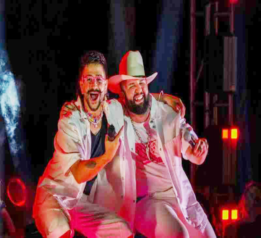 Carín León y Camilo brillaron juntos en los Premios Juventud con “Ni me debes, ni te debo”