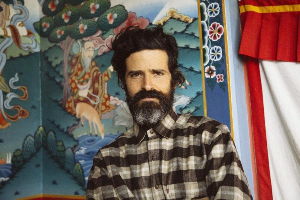 Devendra Banhart “sale del silencio” en “Flying Wig”, su primer álbum en cuatro años