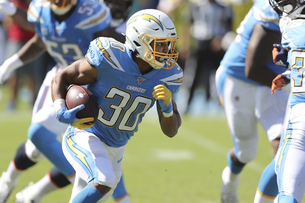 Ekeler, corredor de Chargers, molesto porque receptores suplentes ganen más que él