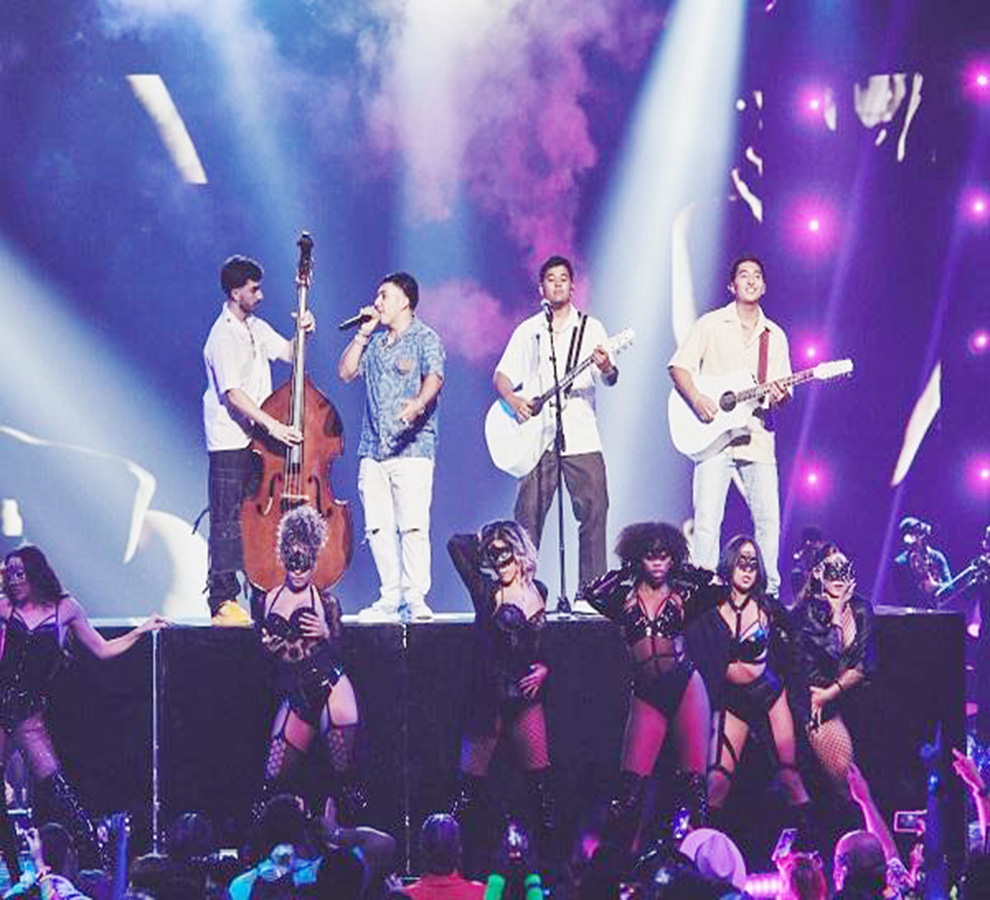 Eslabón Armado encendió Premios Juventud con “Ella Baila Sola”