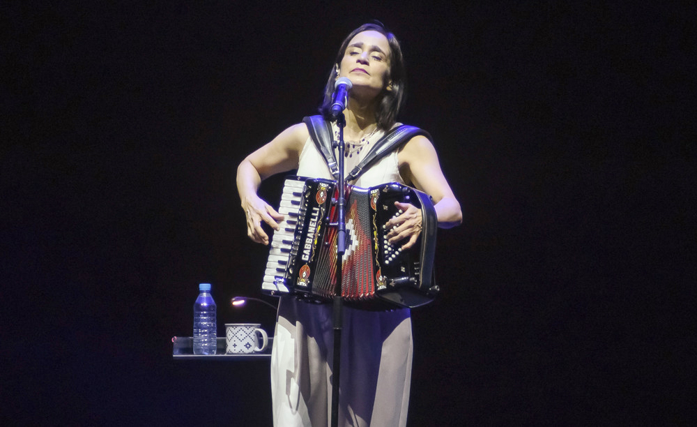 Julieta Venegas acaricia con su voz al cielo de la noche sevillana