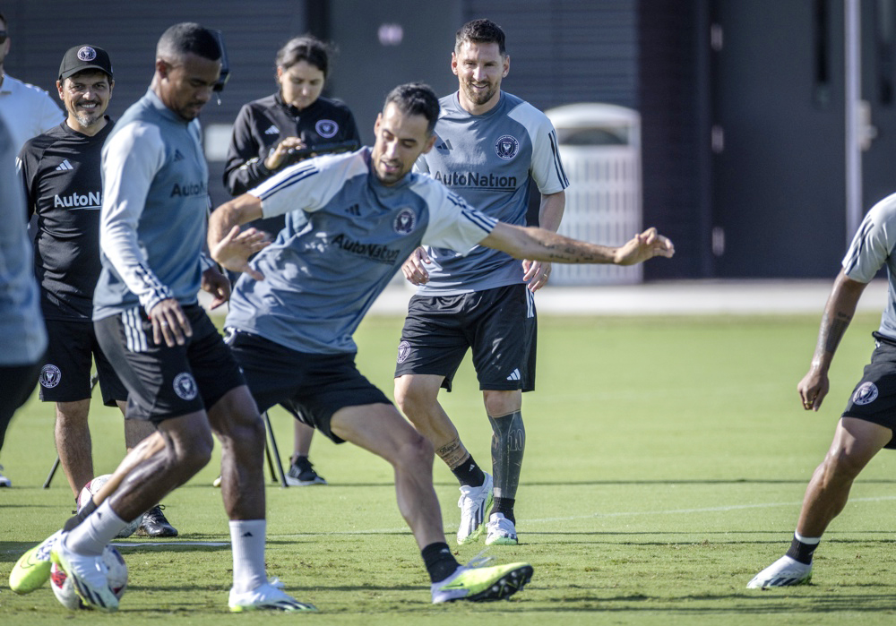 Messi y Busquets, sonrientes en el primer entrenamiento con el Inter Miami
