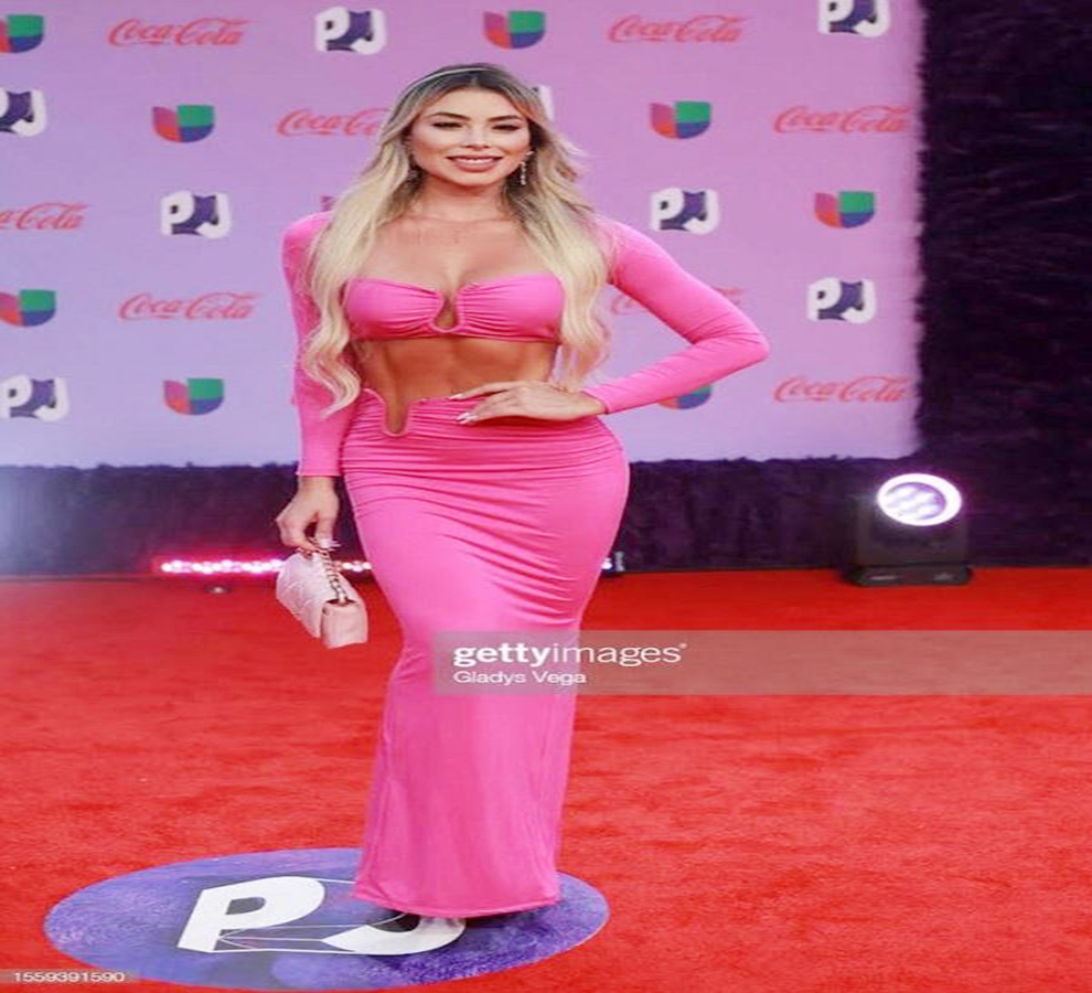 Modelo Paola Cospi sorprendió en los Premios Juventud con diseño inspirado en Barbie