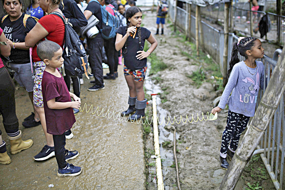 Miles de niños migrantes abandonados