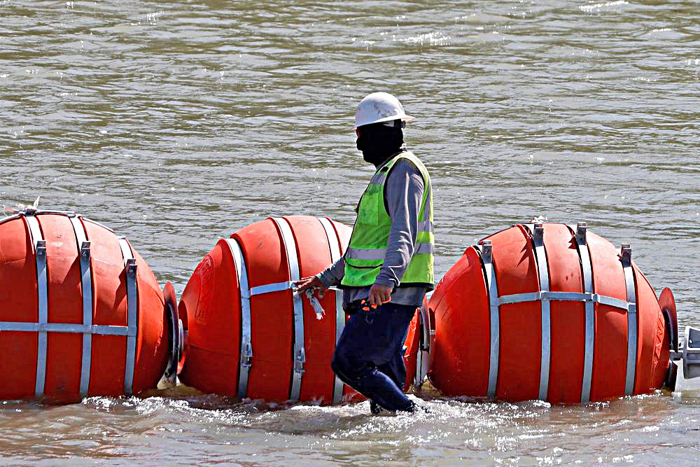 Demanda EU a Texas por boyas en el Bravo