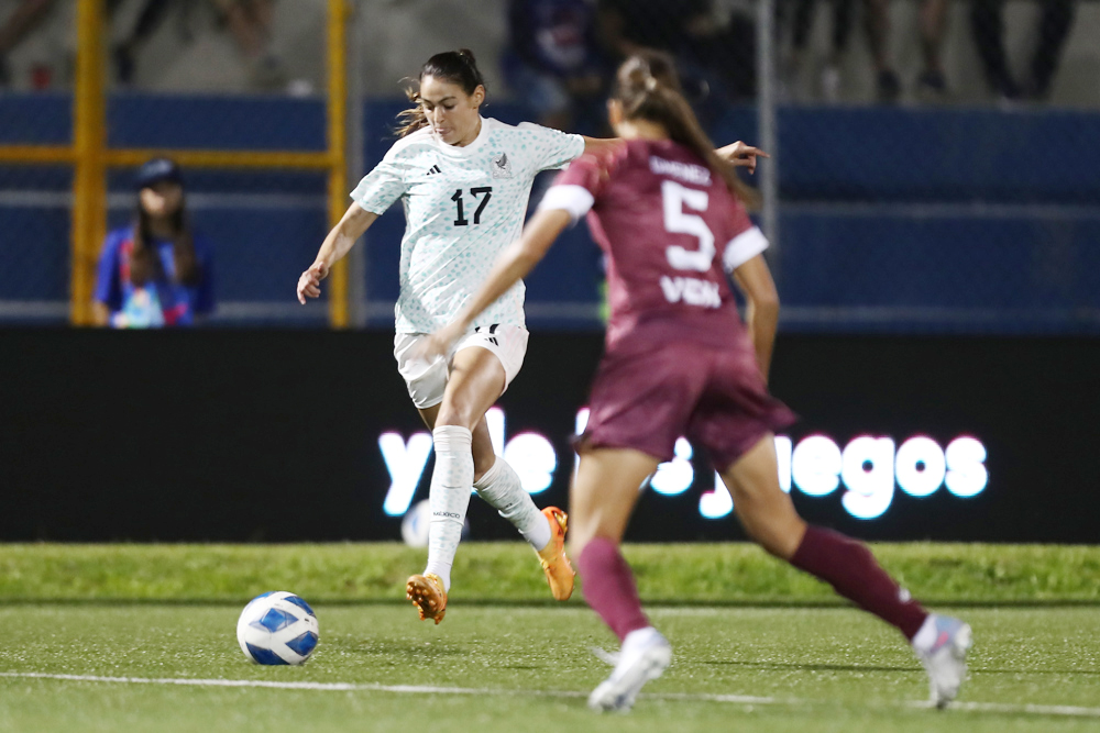 La estadounidense Burkenroad encabeza goleada del Monterrey al Puebla