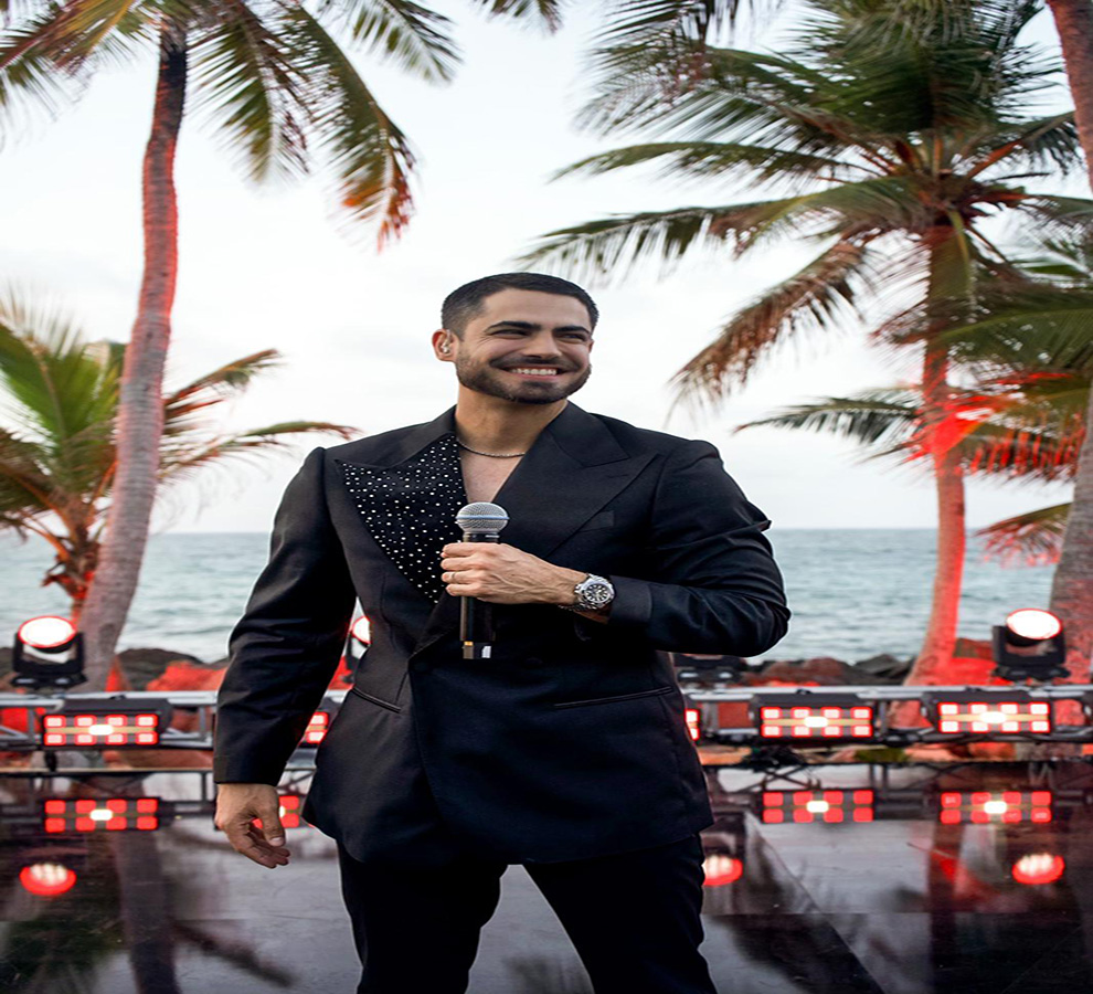 ROBERTO HERNÁNDEZ  robó el show de Premios Juventud con sus cambios de look