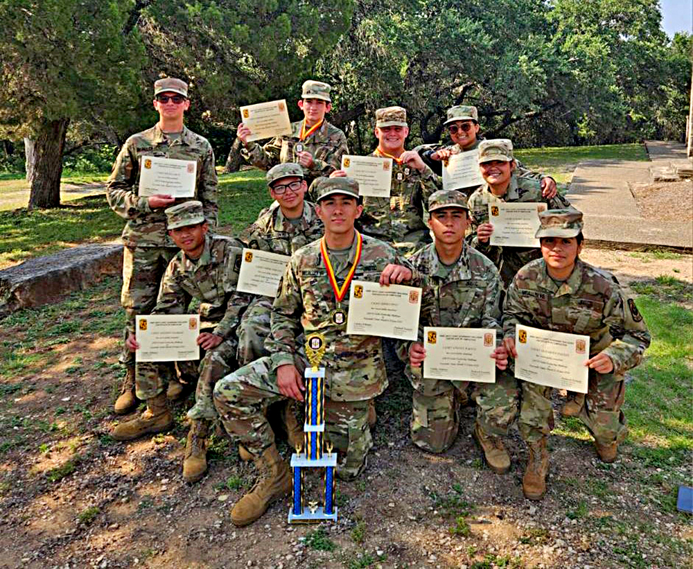 Cadetes de McAllen High JROTC ganan premios en el Desafío de Liderazgo