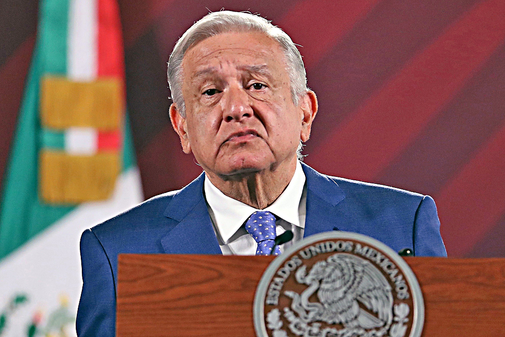 López Obrador tacha de “publicitaria” y “vulgar” las barreras fronterizas que puso Texas