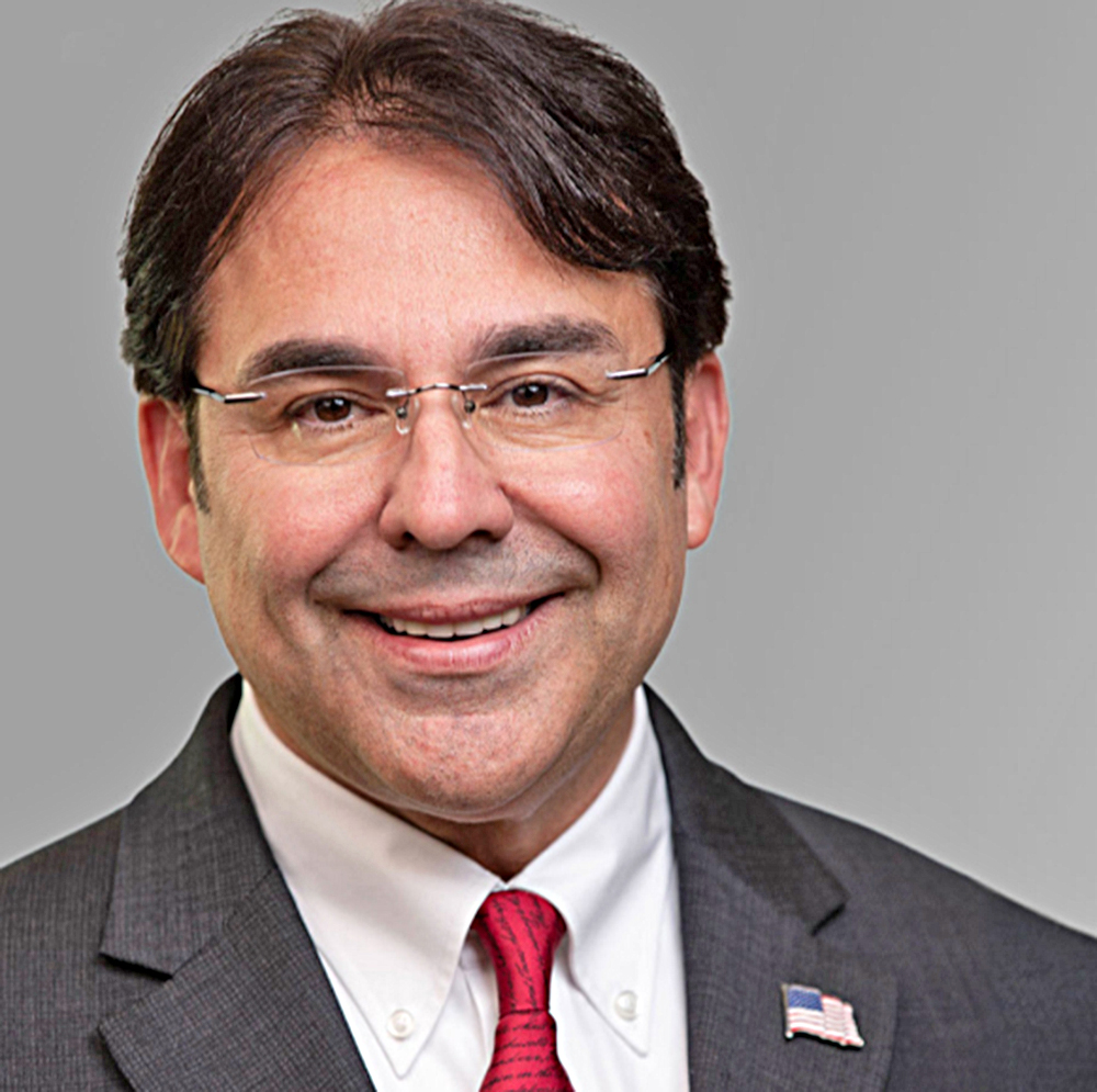 Candidato al Congreso Mauro Garza a corta distancia del titular demócrata