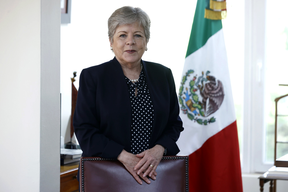 Canciller mexicana Bárcena se reúne con embajadores de Estados Unidos y España