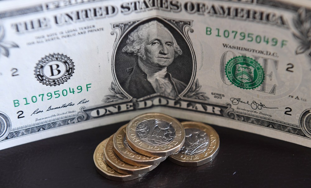 El peso mexicano se cotiza a 16,89 pesos por dólar, nivel no visto desde diciembre de 2015