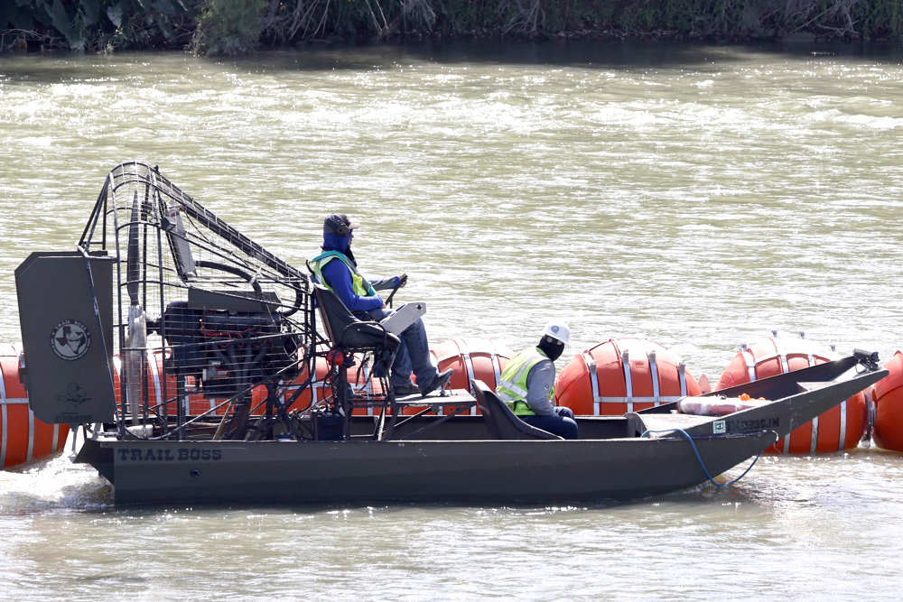 Texas inicia instalación de barrera de boyas en el río Grande para evitar cruces