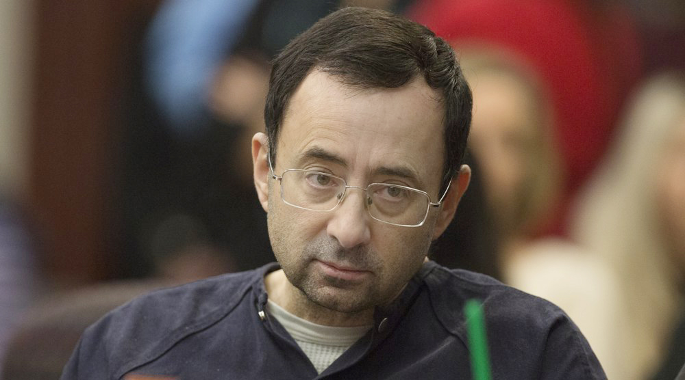 Exmédico de gimnastas de EE.UU. condenado por abusos sexuales es apuñalado en prisión