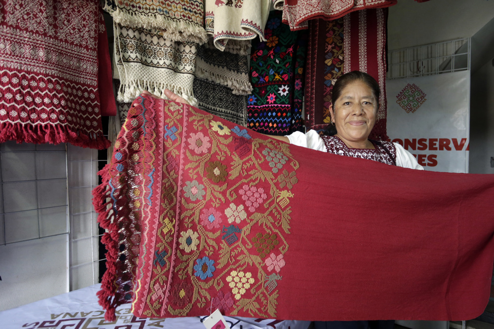 Mujeres preservan crianza de grana cochinilla para obtener el color rojo natural en México
