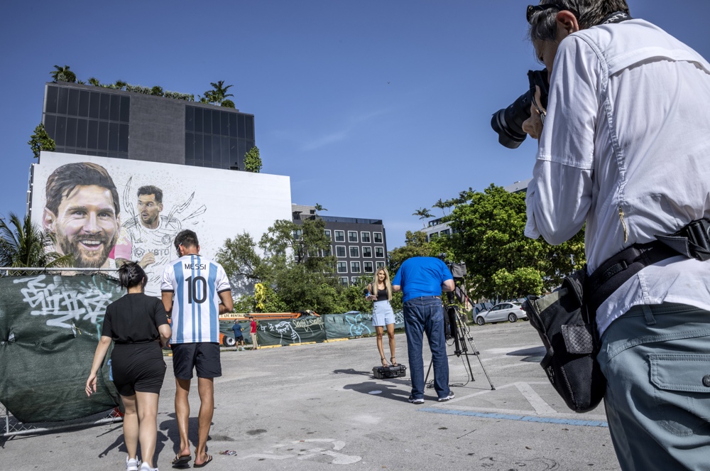 Un mural de 20 metros de un Messi sonriente le da la bienvenida a Miami