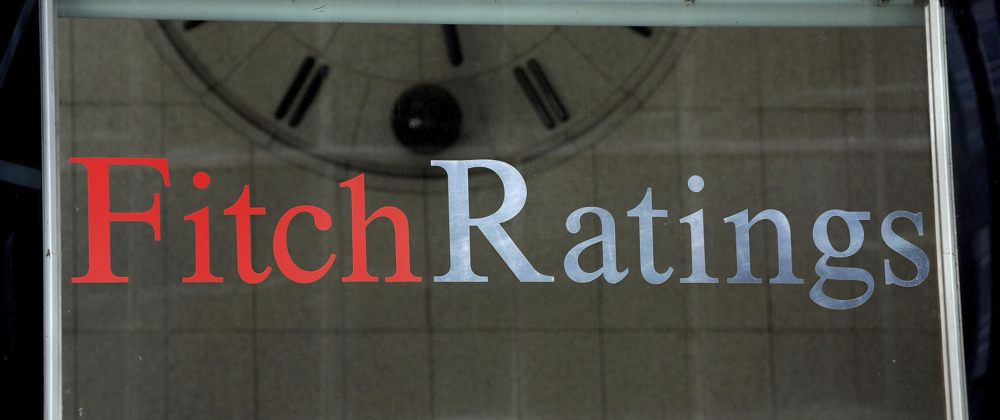 Fitch rebaja su calificación de EE.UU.: un jarro de agua fría para una economía boyante