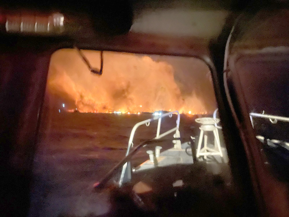 Perros buscan los cadáveres de centenares de desaparecidos por el fuego en la isla de Maui