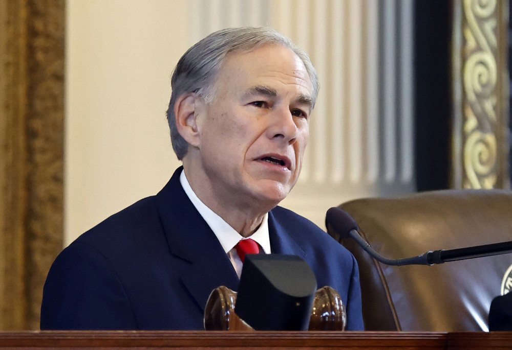 El gobernador de Texas se jacta de haber expulsado a 28.000 inmigrantes a otros estados