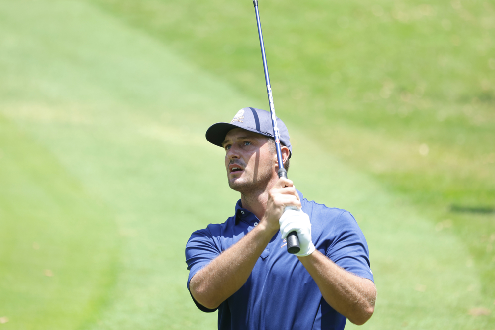 DeChambeau gana en Greenbrier con la primera ronda por debajo de 60 golpes en el LIV