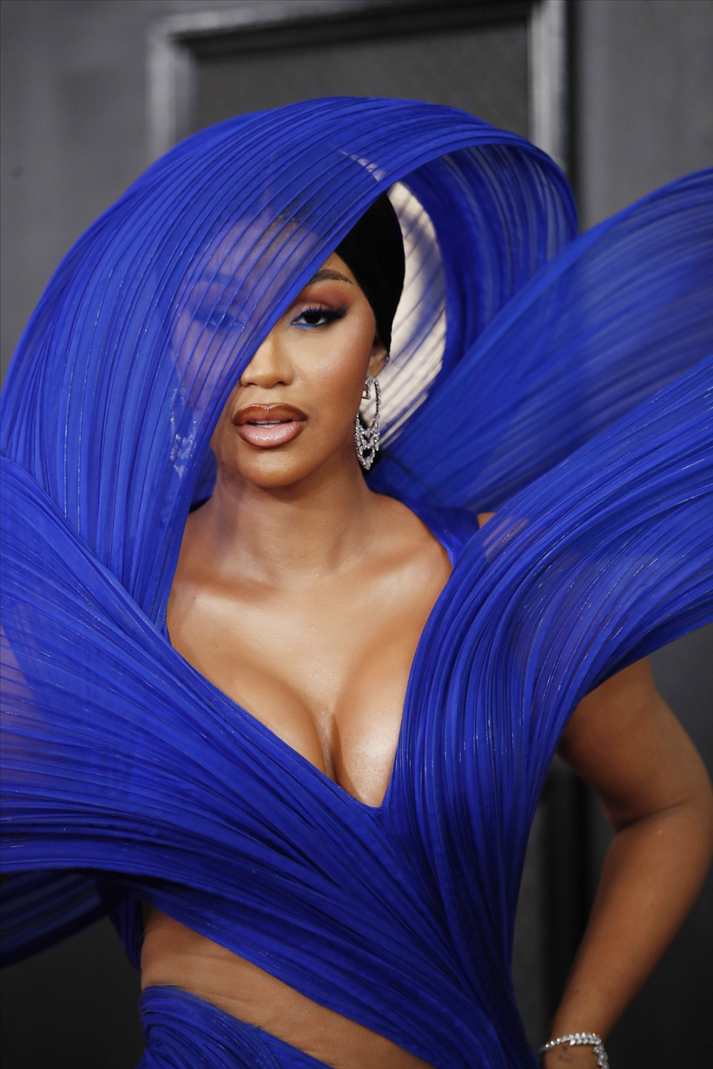 El micrófono que Cardi B arrojó durante un concierto es subastado por casi 100.000 dólares