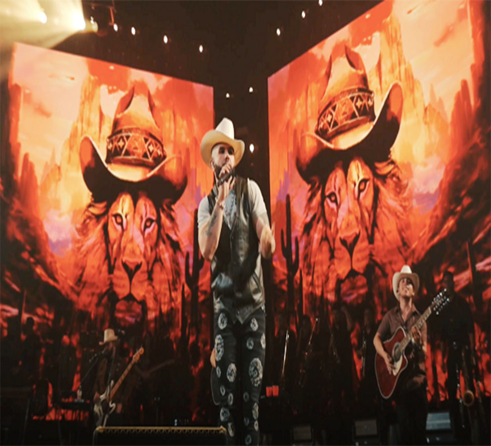 Carin León arranca triunfal gira “Colmillo De Leche” en EE.UU