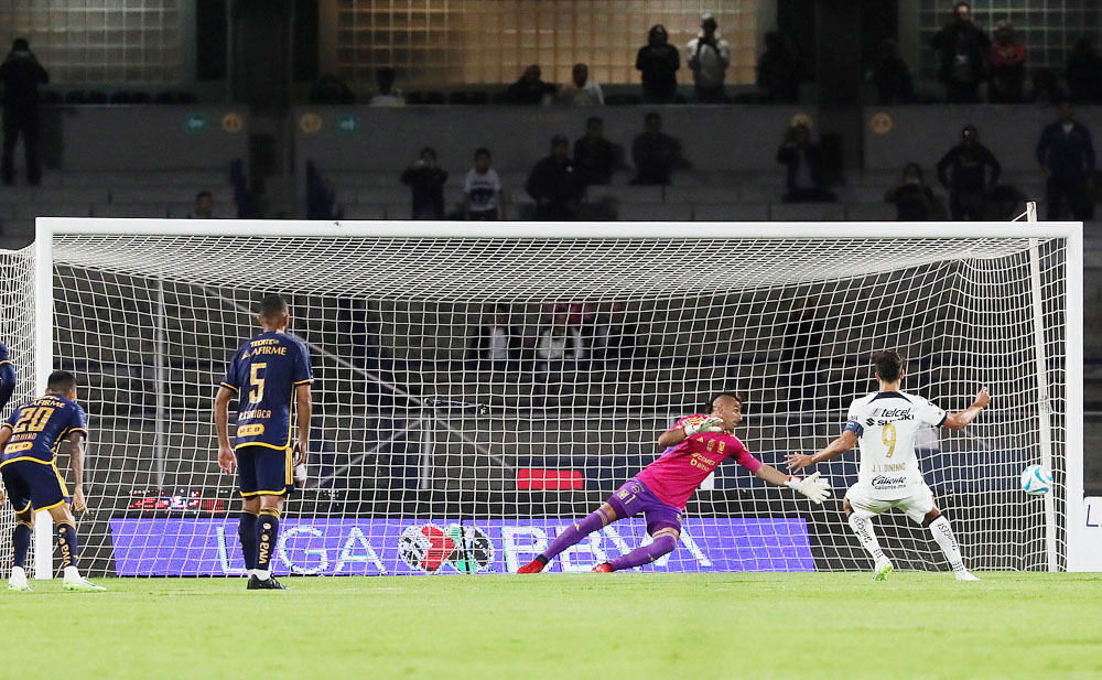Los Pumas UNAM derrotan a los Tigres UANL, con goles del uruguayo Fernández y el argentino Dinenno