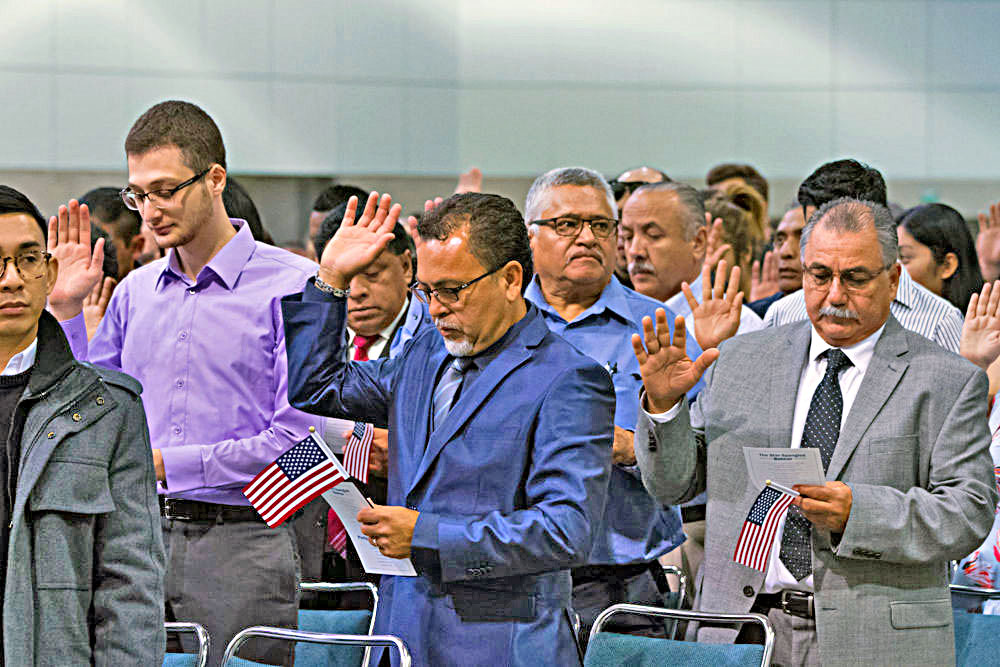 Cambios en el examen de inglés intimidan a migrantes que aspiran a la ciudadanía en EEUU