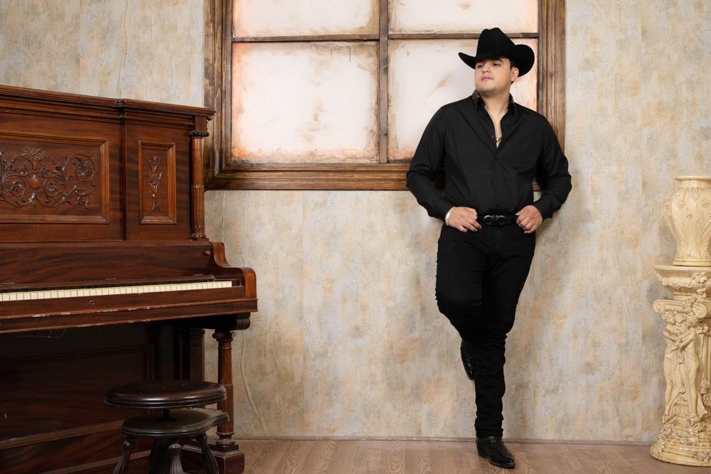 El cantante Edgardo Núñez se abre paso entre los corazones rotos con “Que te vaya bien”