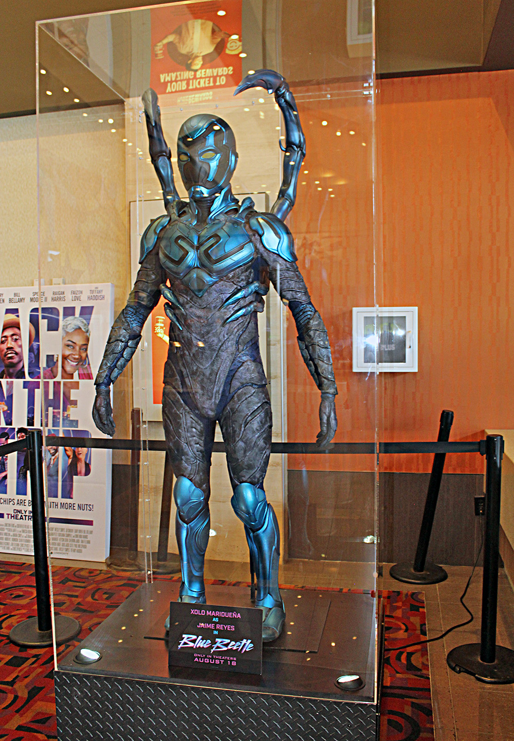 El traje de Blue Beetle se exhibe en el Valle
