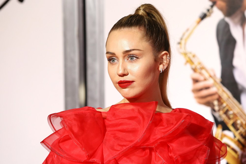 Miley Cyrus lanza una mirada al pasado en su nuevo sencillo, "Used To Be Young"