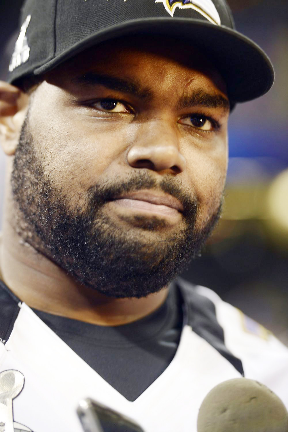 Oher, exestrella de la NFL, acusa a la familia que lo acogió de enriquecerse a su costa