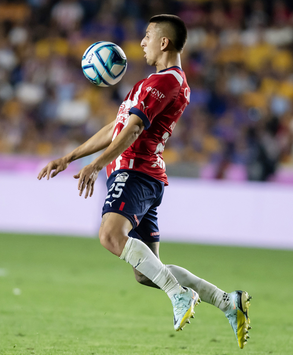 Un gol de Roberto Alvarado mantiene al Guadalajara en la cima del torneo Apertura mexicano