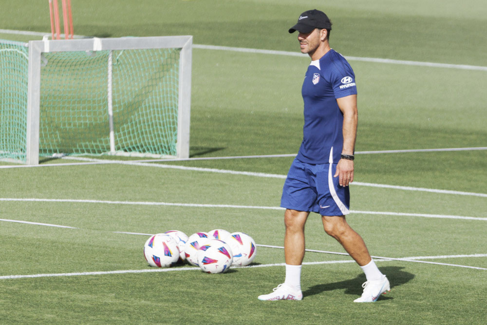 Simeone dice que el Atlético tiene con qué competirle a “monstruos” como Madrid y Barça