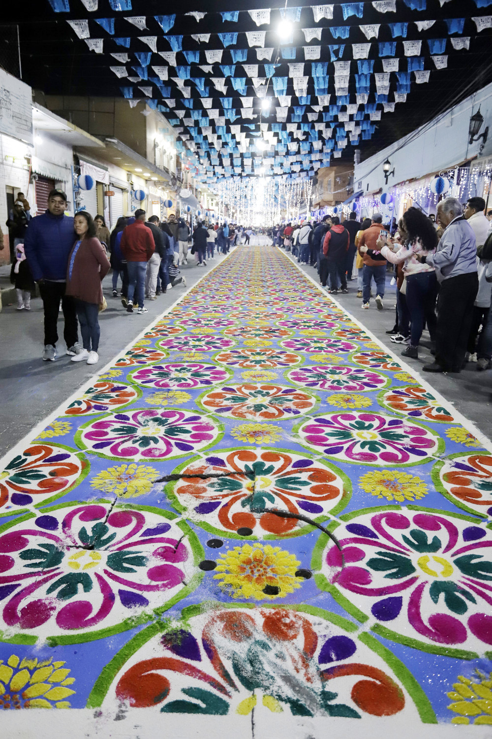 Tapetes de aserrín de hasta 100 metros se despliegan en calles del centro de México