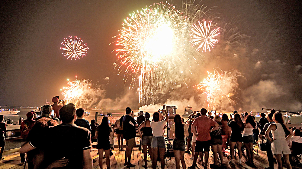 Preparan gran espectáculo de fuegos artificiales en la Isla del Padre